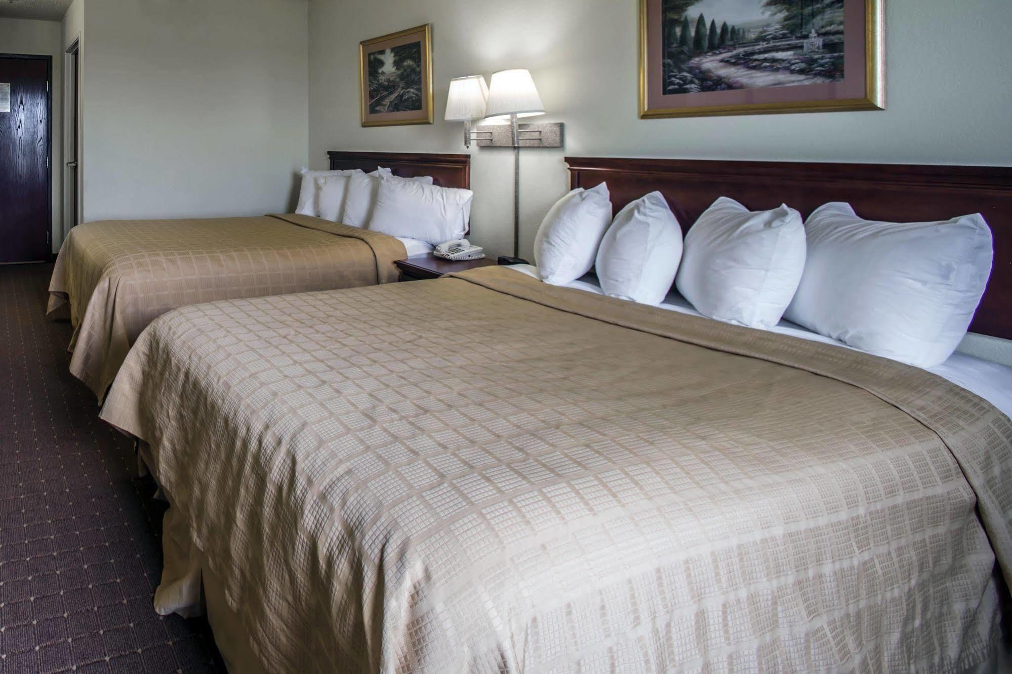 Quality Inn Harrisburg Buitenkant foto