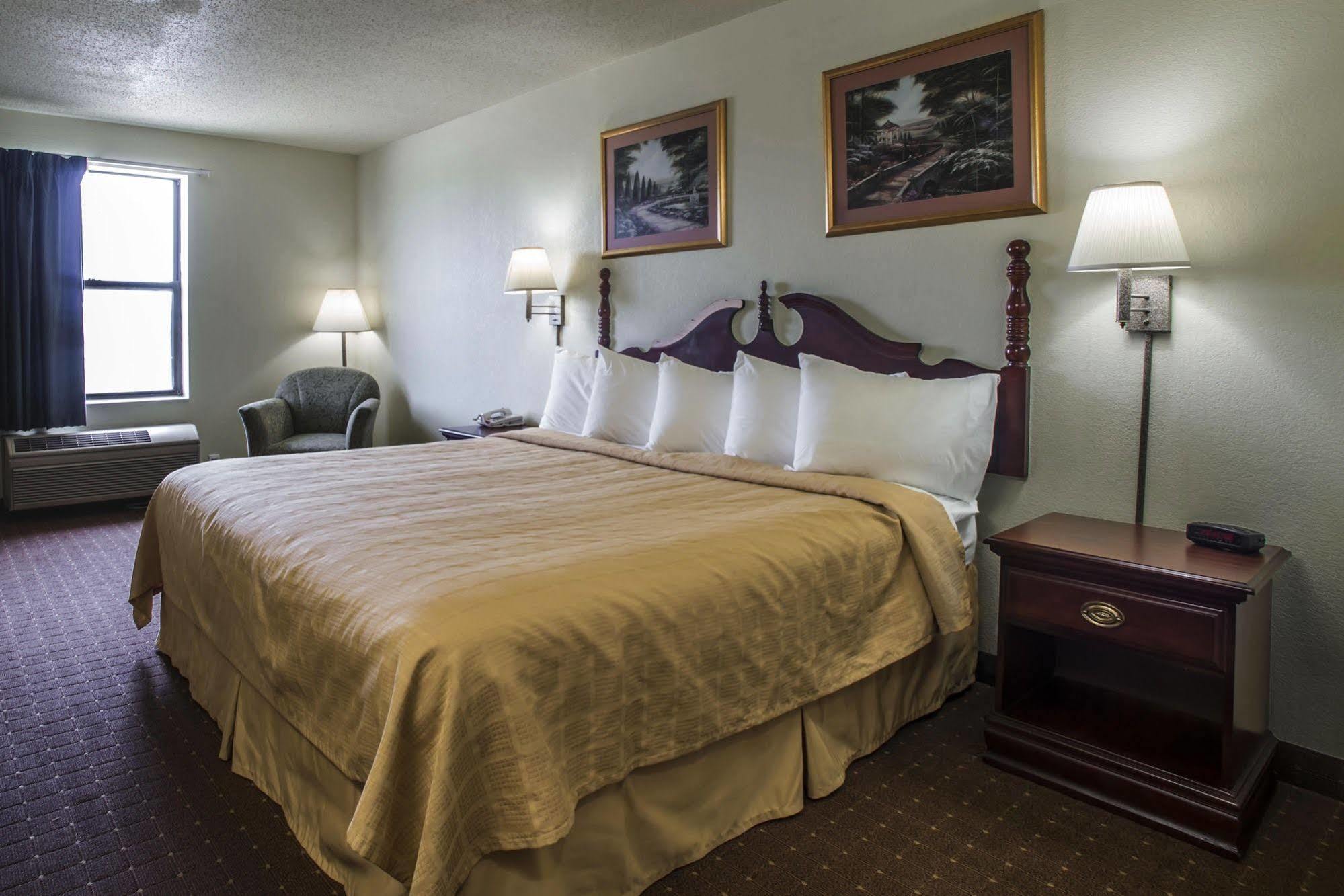 Quality Inn Harrisburg Buitenkant foto
